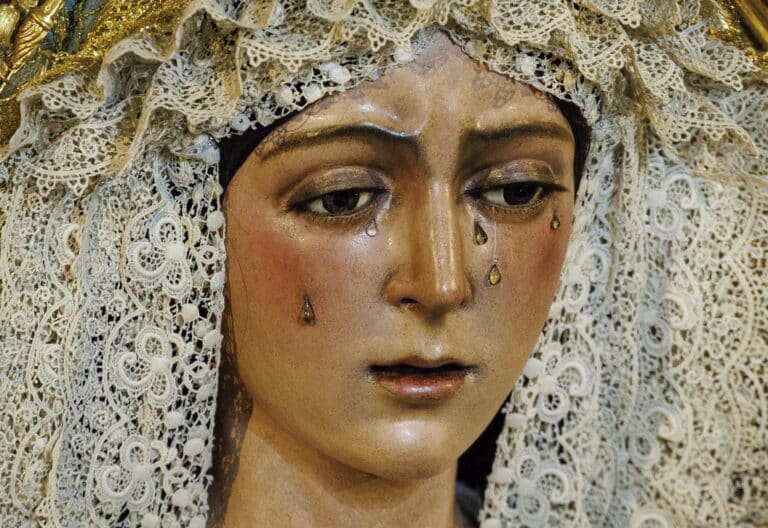 Retoques de la virgen de la Macarena