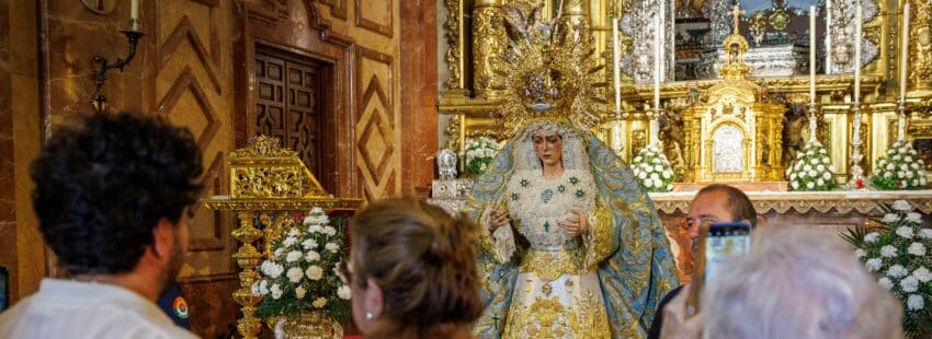 Fieles ante la virgen de la Macarena