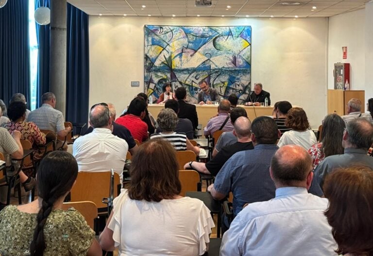 El obispo Ginés García Beltrán con la escritora Pilar Adón