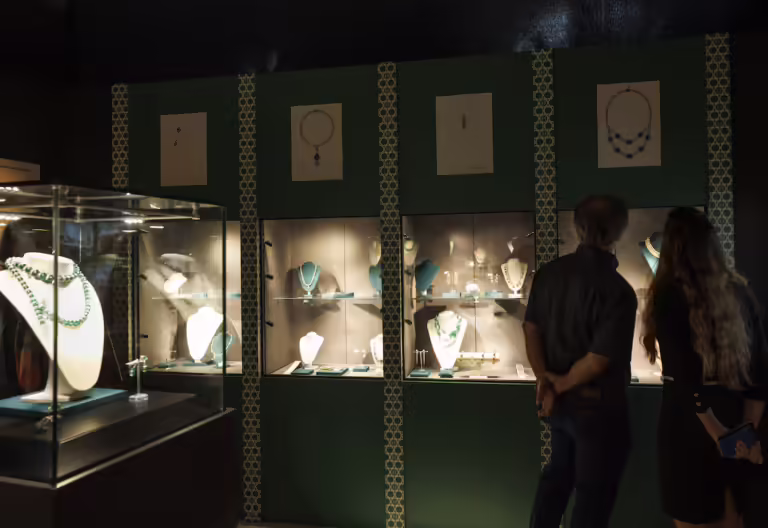 Personas visitando una joyería