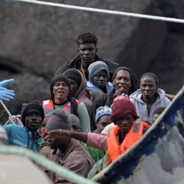 Un cayuco con 71 personas a bordo, de las que 59 son hombres, seis mujeres, tres niños, una niña