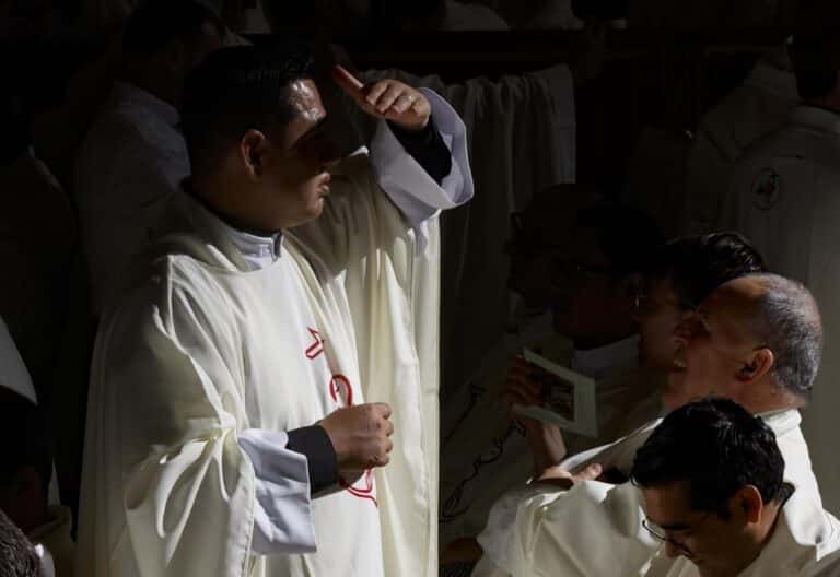 Un sacerdote, durante la misa en la basílica de San Pedro