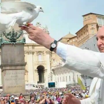 Correos lanza un sello del papa Francisco por su “firme compromiso con los más vulnerables”