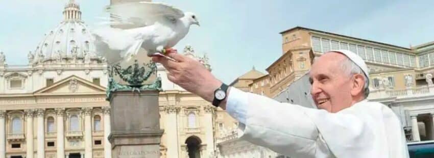 Correos lanza un sello del papa Francisco por su “firme compromiso con los más vulnerables”