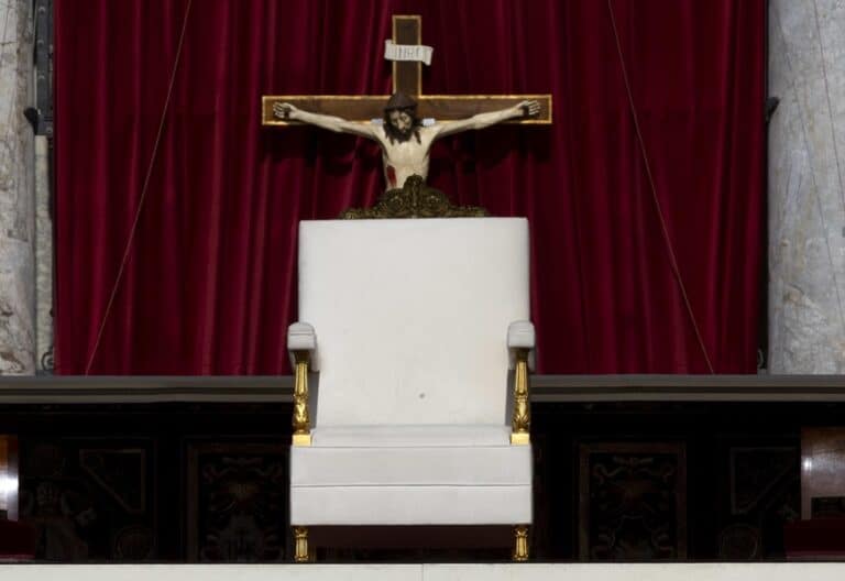 Silla del Papa en la Plaza de San Pedro