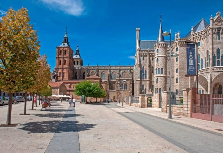 Astorga (León). Palacio Episcopal y Catedral