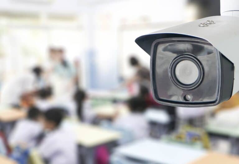 Cámara de videovigilancia en un centro de trabajo