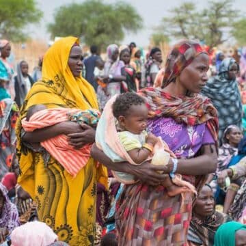Cientos de refugiados sudaneses recién llegados se reúnen para recibir kits de ayuda del ACNUR en