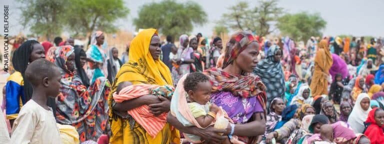 Cientos de refugiados sudaneses recién llegados se reúnen para recibir kits de ayuda del ACNUR en