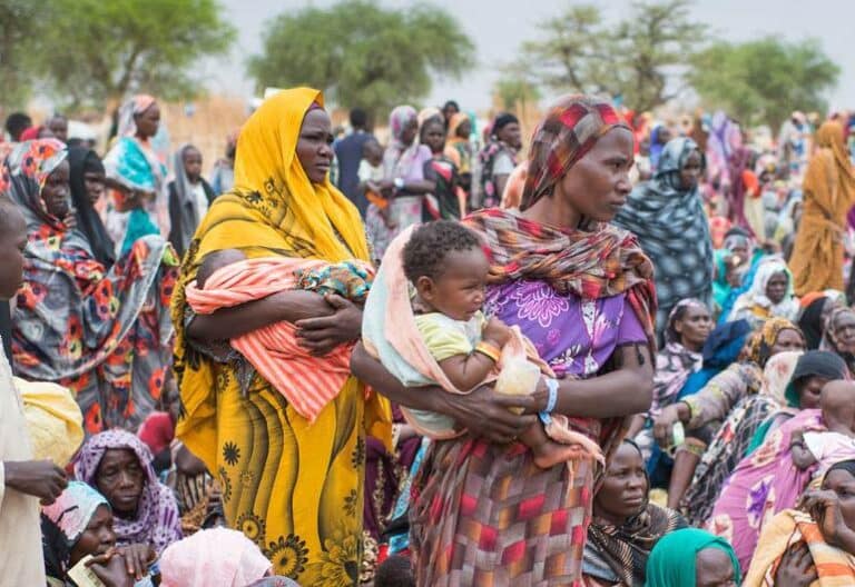 Cientos de refugiados sudaneses recién llegados se reúnen para recibir kits de ayuda del ACNUR en