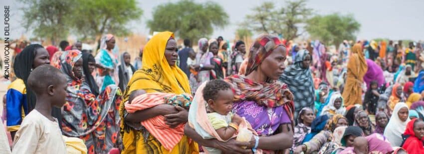 Cientos de refugiados sudaneses recién llegados se reúnen para recibir kits de ayuda del ACNUR en