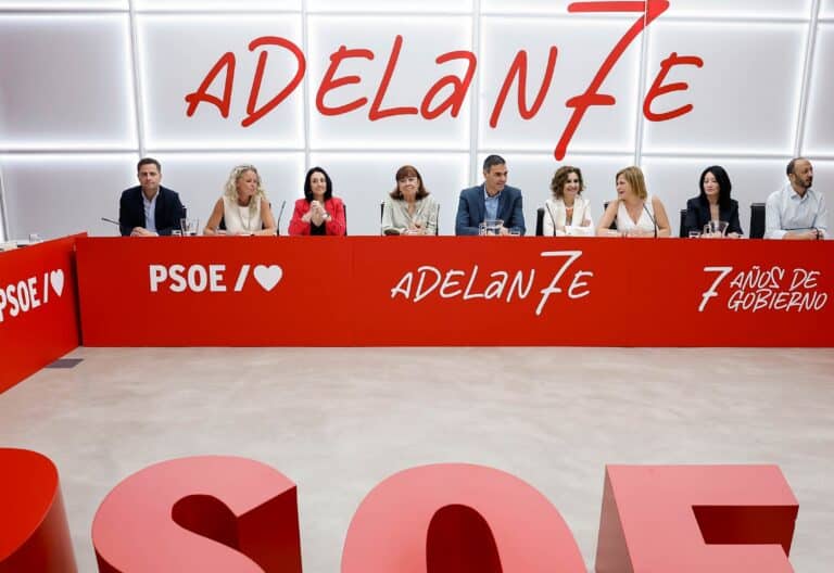 El presidente del Gobierno y secretario general del PSOE, Pedro Sánchez (c), preside la reunión de la Comisión Ejecutiva Federal en Madrid