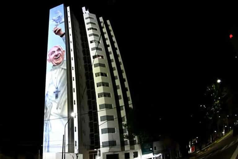 La Plata inaugura el mural en honor al papa Francisco          