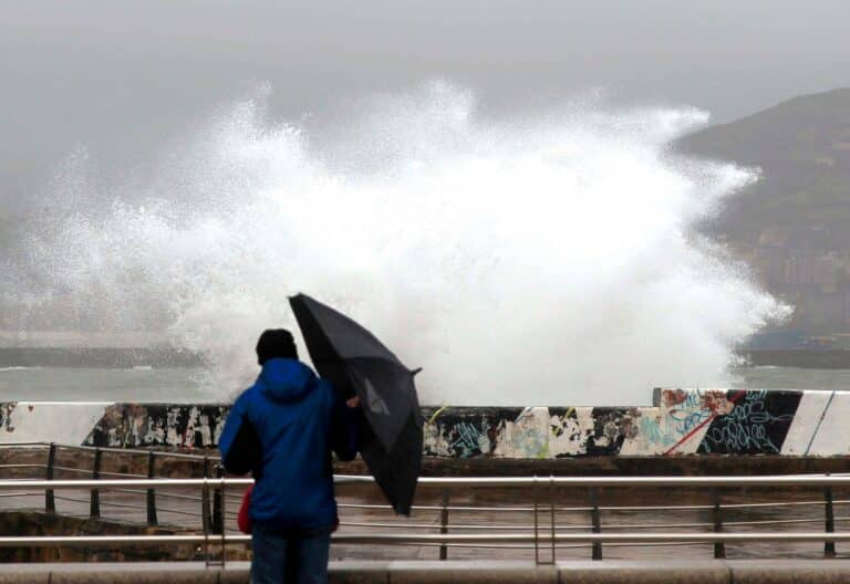 Un hombre observa el fuerte oleaje en la localidad vizcaína de Getxo