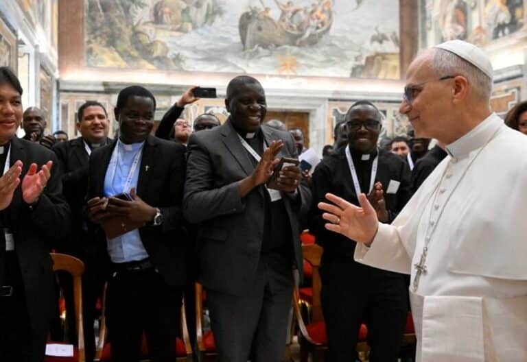 León XIV, como los hermanos javerianos, en la Sala Clementina