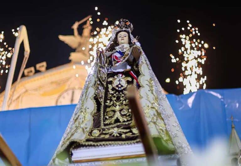 Chile: Miles de peregrinos celebran a la Virgen del Carmen en La Tirana