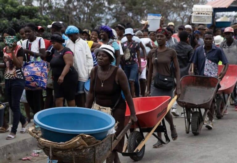 Haitianos en mercado solidario
