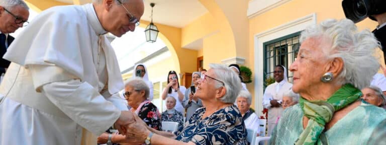 León XIV, visita la residencia de ancianos de Castel Gandolfo