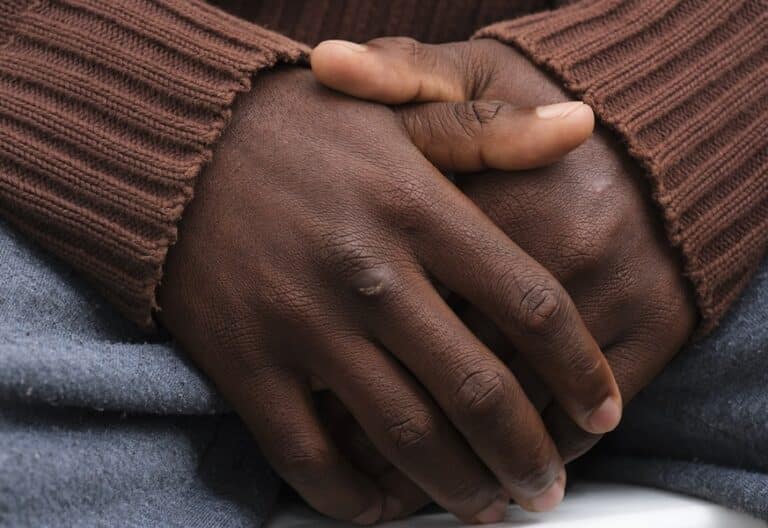 Manos de un migrante africano