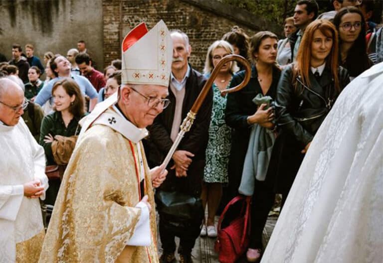 El arzobispo de Toulouse cede a las presiones y aparta como canciller al sacerdote condenado por