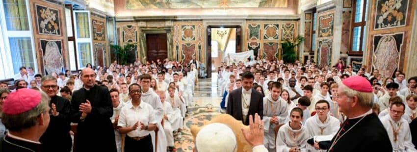 “La celebración de la misa salva al mundo”, el mensaje del Papa a los monaguillos franceses