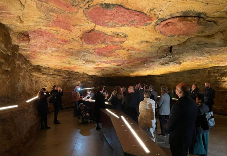 Un grupo visita la neocueva de Altamira
