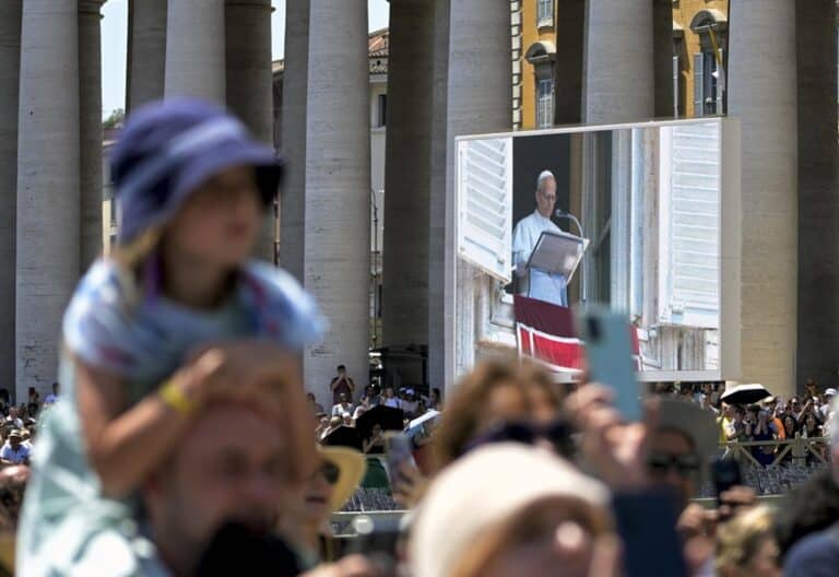 León XIV, durante el rezo del ángelus