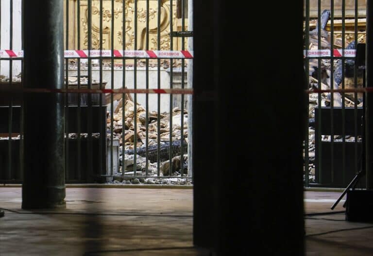 CÓRDOBA, 09/08/2025.- Trabajos en el interior de la mezquita-catedral después del incendio que en