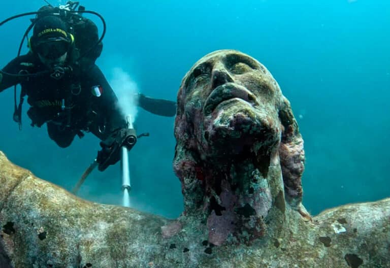 Nueva limpieza del submarino Cristo del Abismo en su 70 aniversario