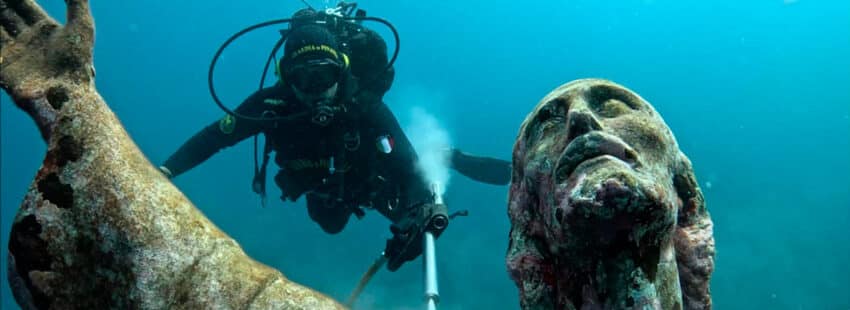 Nueva limpieza del submarino Cristo del Abismo en su 70 aniversario
