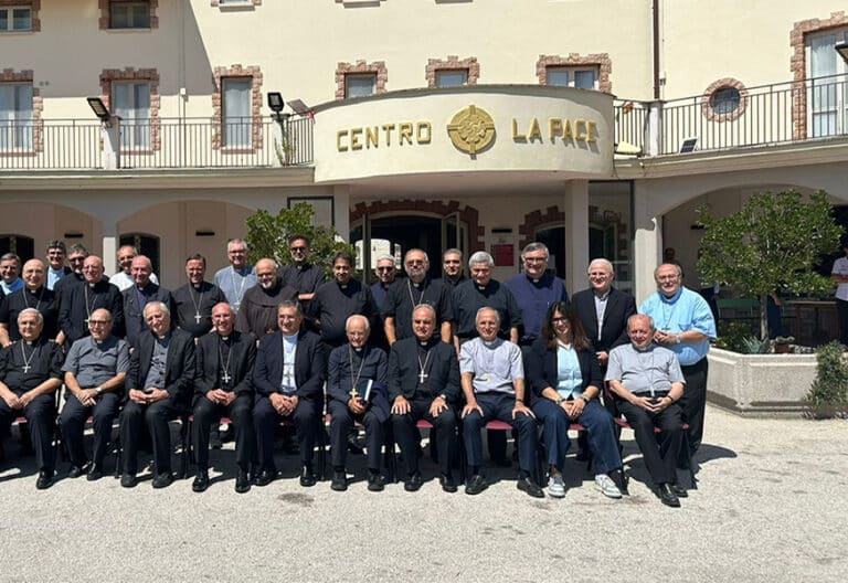 139 cardenales, arzobispos, obispos y abades se plantan ante las desigualdades generadas por el