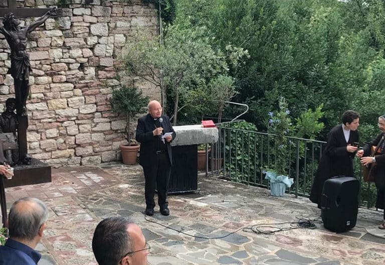 Carlo Acutis representado como san Francisco de Asís junto a su tumba