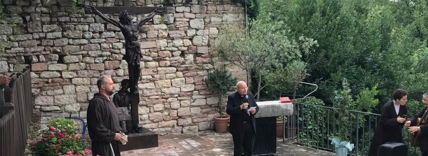 Carlo Acutis representado como san Francisco de Asís junto a su tumba