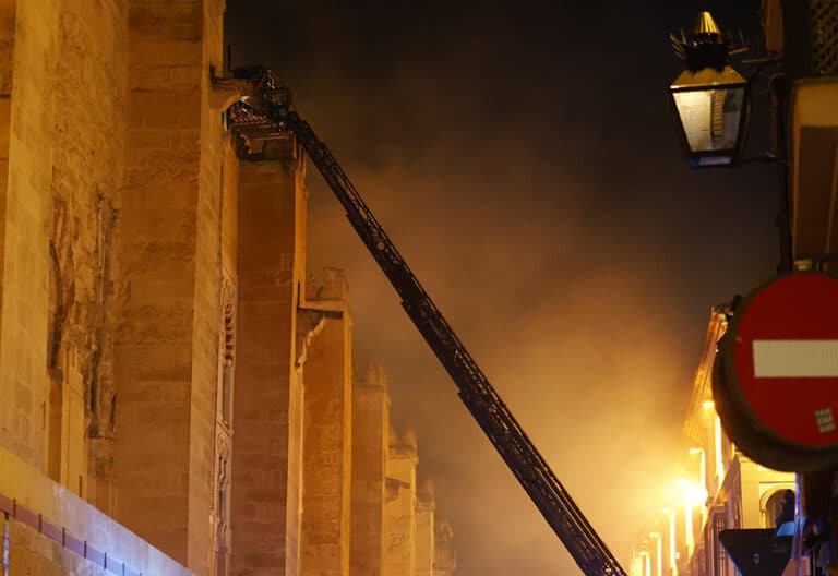 Rápida intervención en un incendio en una capilla de la Mezquita-Catedral de Córdoba