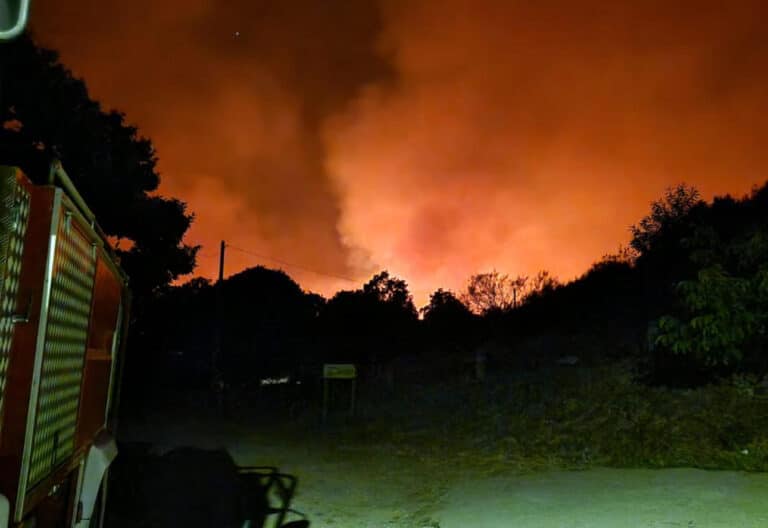 PORTO (ZAMORA), 26/08/2025.- Un camión de bomberos de la Diputación durante los trabajos