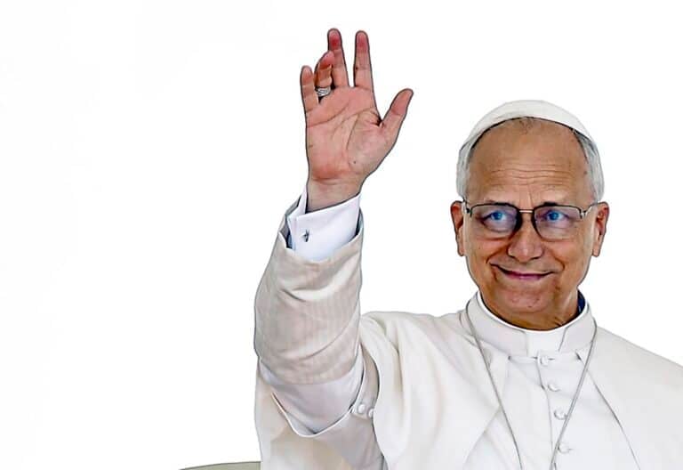 León XIV, durante la audiencia general en la Plaza de San Pedro