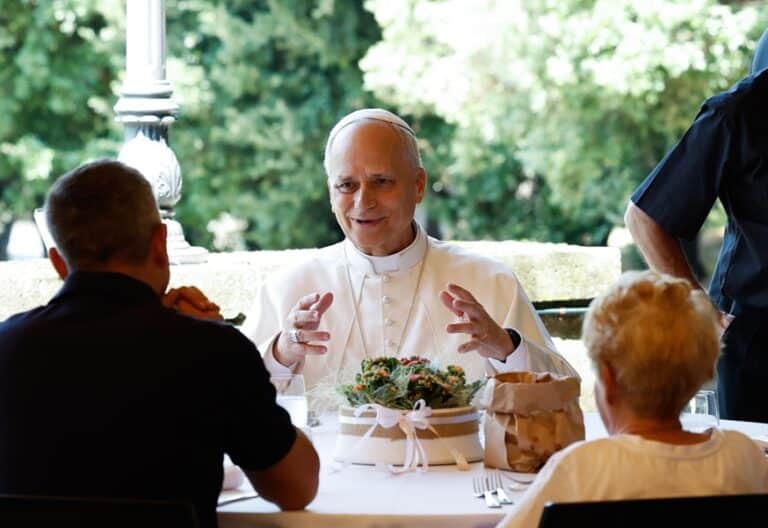León XIV, durante el almuerzo con un grupo de pobres en Castel Gandolfo