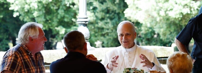 León XIV, durante el almuerzo con un grupo de pobres en Castel Gandolfo