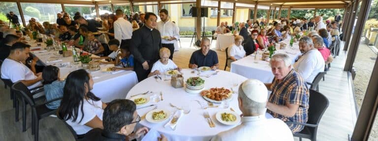 León XIV, durante el almuerzo con un grupo de pobres en Castel Gandolfo