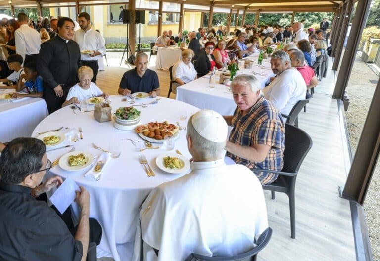 León XIV, durante el almuerzo con un grupo de pobres en Castel Gandolfo