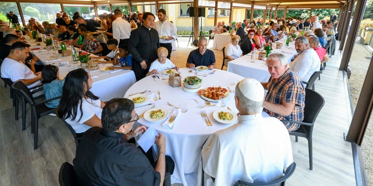 León XIV, durante el almuerzo con un grupo de pobres en Castel Gandolfo