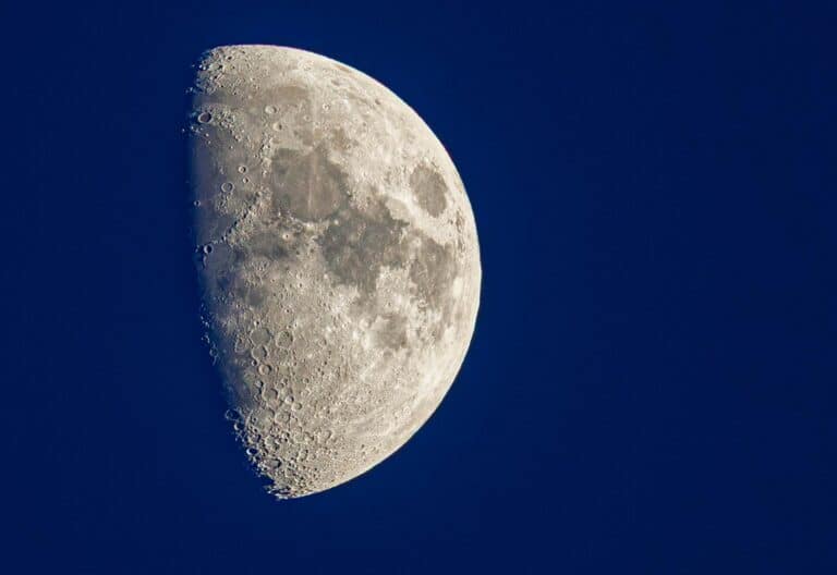Vista de la luna, Gibosa Creciente, al 54%