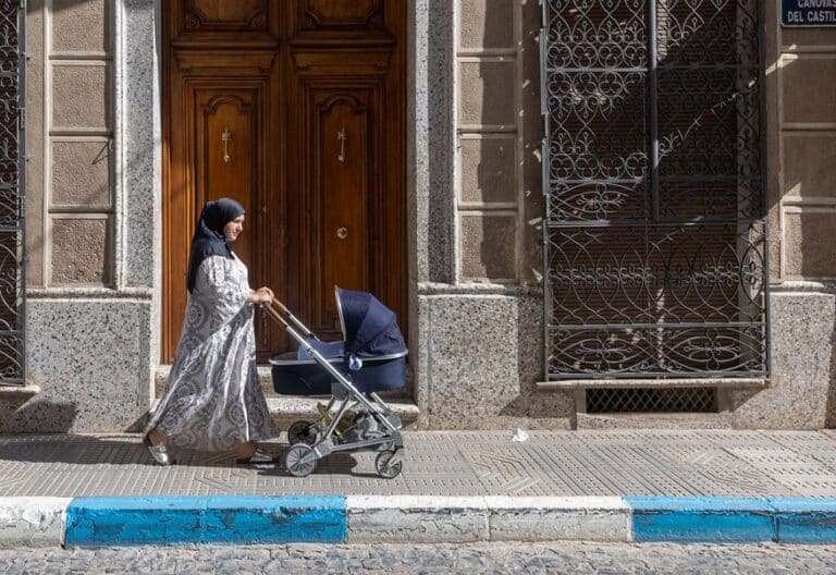 Una mujer musulmana pasea con su bebé por Jumilla