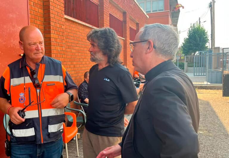 El obispo de Zamora visita la “tierra herida” por el incendio