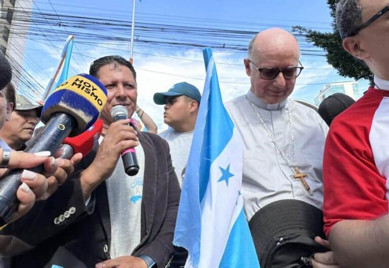 Obispo Nácher en caminata