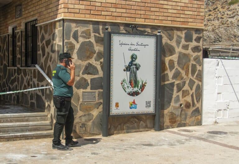ALBUÑOL (GRANADA), 17/08/2025.- La Guardia Civil ha detenido en la tarde de este domingo a un joven que presuntamente ha prendido fuego al interior de la Iglesia de Santiago Apóstol, en el anejo de El Pozuelo del municipio de Albuñol (Granada). EFE/ Alba Feixas