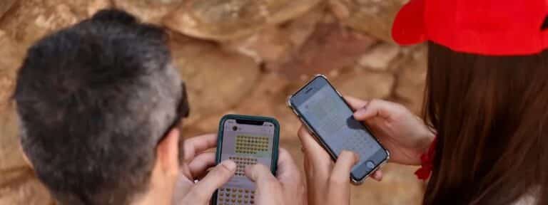 Personas usando el móvil