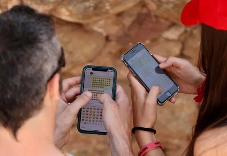 Personas usando el móvil