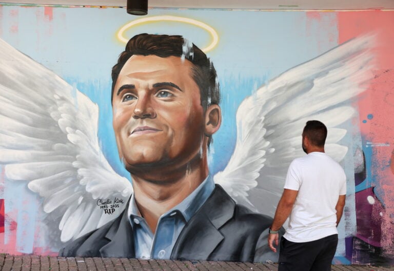 Mural en homenaje a Charlie Kirk en Israel