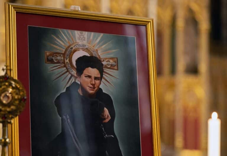 Altar con una imagen de Carlo Acutis